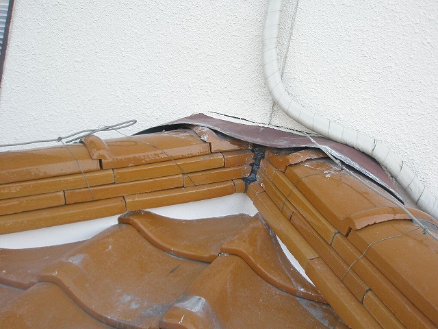 棟の継目をシーリング材で補修